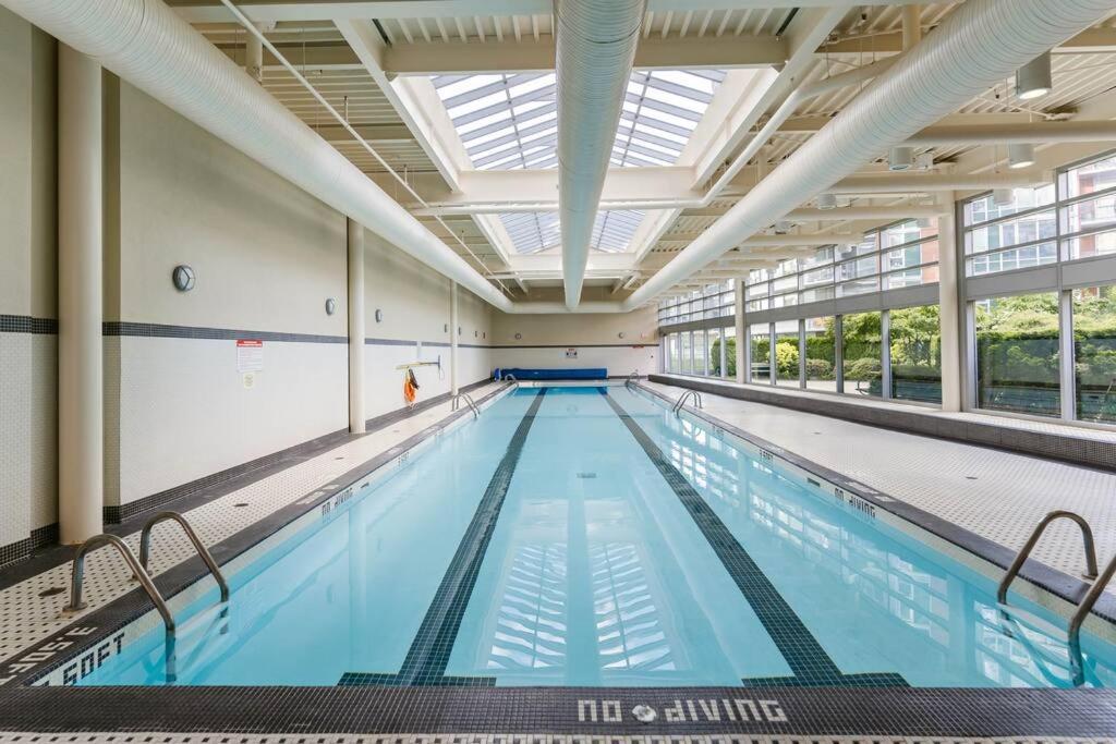 Downtown King Suite-Surround Views-Pool/Gym/Parkng Vancouver Esterno foto